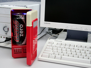 Illustration for article titled USB Mini Fridge Chills Drinks Fast Right at Your Desk